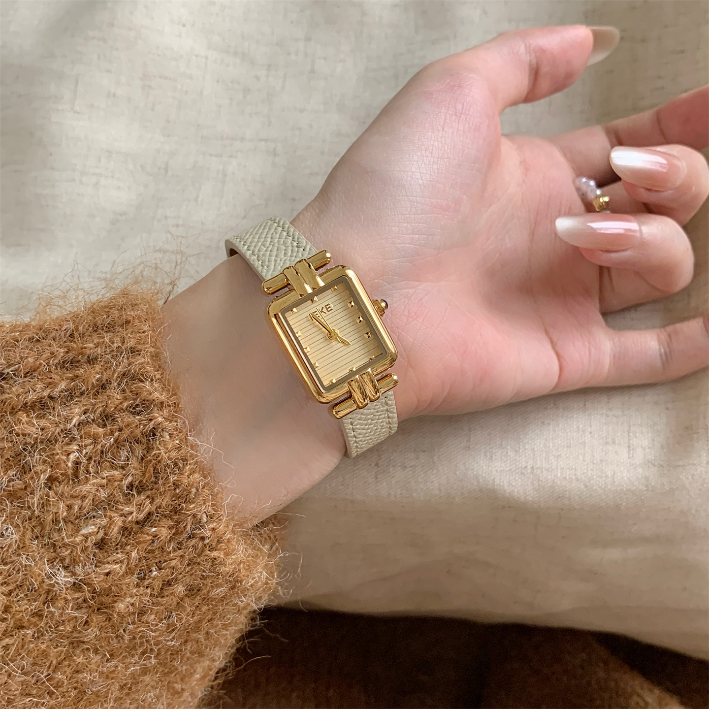 Golden T-shaped diamond watch  - Women Fashion Style のレビューと価格